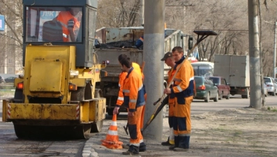 На дорогах региона продолжается ямочный ремонт