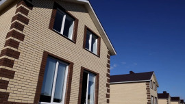 Губернатор Липецкой области Игорь Артамонов вручил добровским врачам ключи от новых квартир