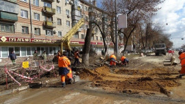 Коммунальщики устраняют серьезную аварию на улице Гагарина