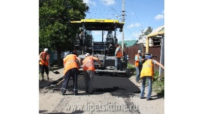 Новый асфальтоукладчик работает на дорогах Липецка