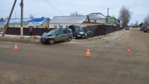 В Липецкой области водители не поделили перекресток и сильно столкнулись