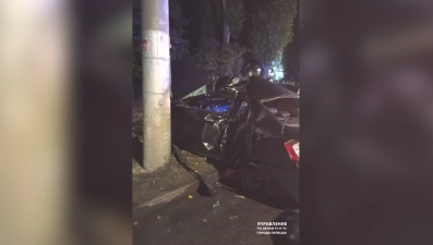 Липецкие спасатели вытащили застрявшего в смятом автомобиле мужчину