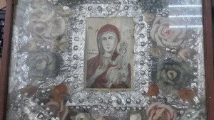 Житель Усмани похитил у пенсионерки иконы и старинные книги, чтобы продать их через интернет