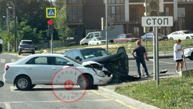 Огромная пробка образовалась из-за тройного ДТП на перекрёстке Неделина-Фрунзе