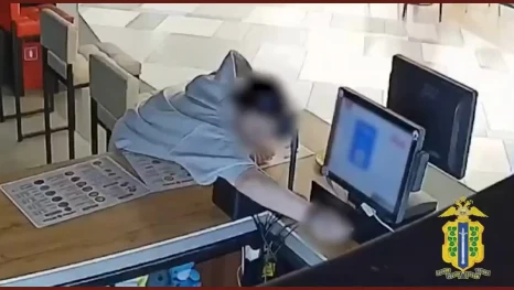 16-летняя липчанка попала на камеры пока воровала деньги из кассы в торговом центре