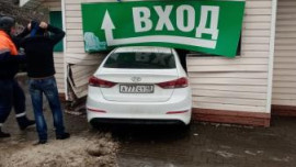 На Московской в Липецке автомобиль влетел в аптеку