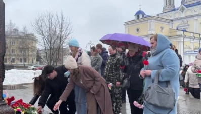 Ельчане продолжают нести цветы в память о жертвах теракта в «Крокусе»