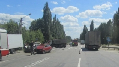 В Липецком районе автомобиль врезался в ограждение и загорелся