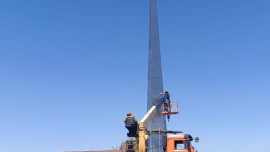 Липецкие строители капитально ремонтируют стелу на кургане в подшефном Володарском округе ДНР