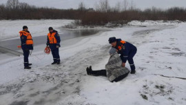 Липецкие спасатели достали из Дона тонущую женщину, которая вышла не лёд и провалилась