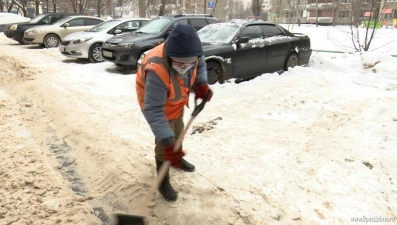 Липчане продолжают преодолевать снежные сугробы