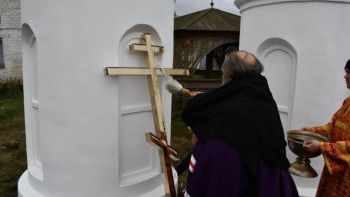 Накупольные кресты и купола для храма Петра и Павла освятили в Раненбургской пустыни 