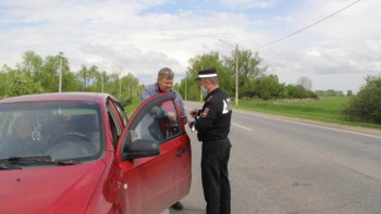 Автоинспекторы выявляют выезды на «встречку»