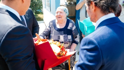 Спикер облсовета Владимир Сериков и сенатор Максим Кавджарадзе помогли отремонтировать дом жительнице Задонского района