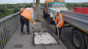 7 000 метров асфальтобетонного покрытия заменят на Октябрьском мосту