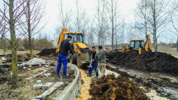 В Липецке в Молодежном парке делают пешеходные дорожки, проводят освещение и устанавливают новые скамейки