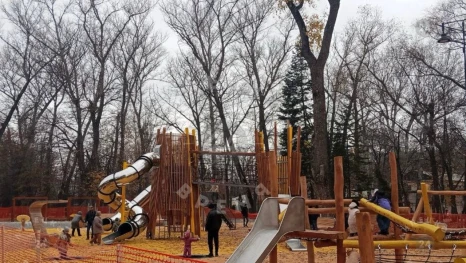 Липчане сломали ограждение и водят детей на недостроенную площадку в Нижнем парке