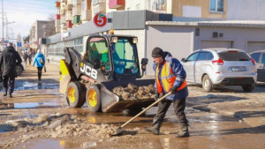 В Липецке началась весенняя уборка дорог и тротуаров