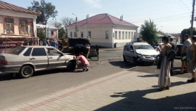 «Ниссан» перевернулся в тройном ДТП в Ельце