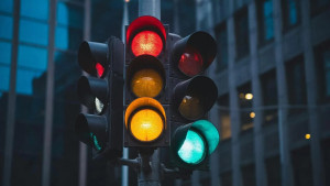 В Липецке в результате падения светофора пострадало два человека 