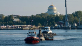 Атомная подводная лодка транспортируется по воде к Музею военно-морской славы