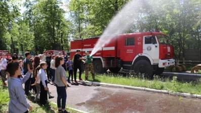 Брандмейстеры Лесопожарного центра показали липецким школьникам работу спецоборудования