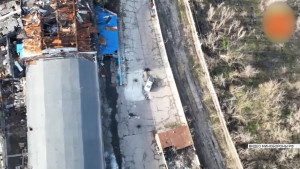 Российские операторы БПЛА в связке с артиллерией выследили врага и разобрали его укреп в зоне СВО