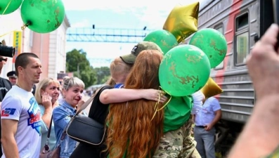 Евгений Боровских поздравил вернувшегося со спецоперации ельчанина