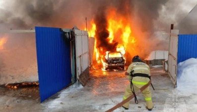 В Липецкой области сгорела хозяйственная постройка и автомобиль