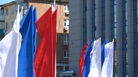 Липецк украшают ко Дню государственного флага