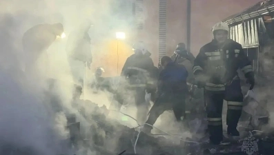 Пожар в районе СНТ «Речное» в Липецке уничтожил две хозпостройки и пять автомобилей помимо жилого дома 