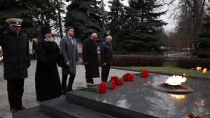 Игорь Артамонов принял участие в возложении цветов к Вечному огню в Ельце