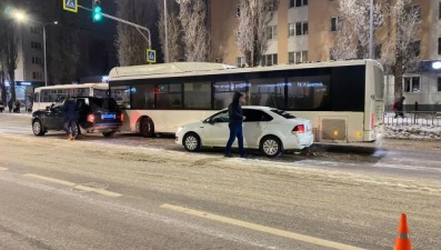 Пассажира автобуса госпитализировали после аварии на Победе в Липецке