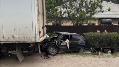 Двухлетняя девочка пострадала в столкновении легковушки и фуры в Липецке