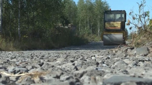 В поселке Радужный отсыпали восемь дорог (видео)