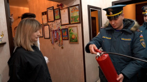 Липецкие сотрудники МЧС подарили многодетным семьям огнетушители