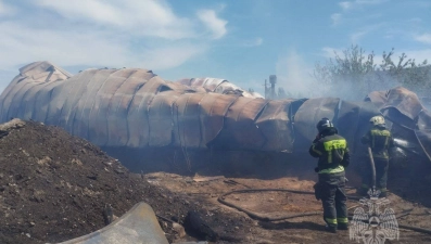 Липецкие спасатели потушили ангар на Сырском Руднике