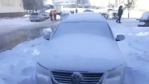 В Липецке работы по устранению утечки воды на Стаханова сорвал припаркованный автомобиль