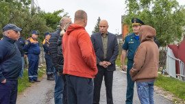 Игорь Артамонов приехал к пострадавшим от атаки БПЛА в Липецкий округ