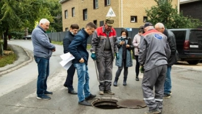 Люки смотровых колодцев в Октябрьском округе приводят в нормативное состояние