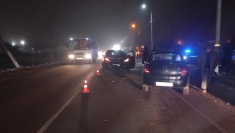 Три человека пострадали в двойном столкновении автомобилей под Грязями