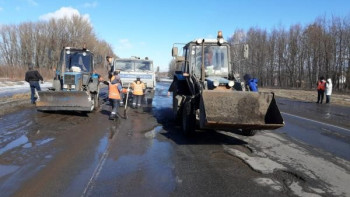 В Липецкой области устраняют дорожные ямы