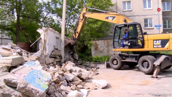 В Липецке сносят контрольно-пропускной пункт военного городка