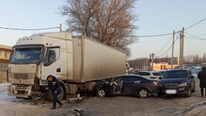 Две легковушки и грузовик столкнулись на Универсальном в Липецке