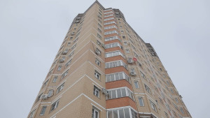 Потолок ледяной, дверь скрипучая: как фраза из песни стала реальностью липецкого подъезда