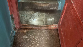 Горячая вода не позволяет жильцам дома в Липецке покинуть подъезд