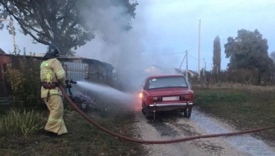 В Воловском районе пожарные тушили горящую «шестёрку»