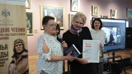 Внучка Михаила Водопьянова передала экземпляры переиздания биографии деда липецким школьным библиотекам