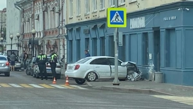 Легковушка влетела в рыбный ресторан (видео)