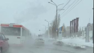 Прорыв теплосети: улица Московская залита горячей водой (видео)